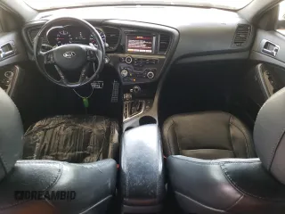 2013 Kia Optima SX с VIN 5XXGR4A65DG190896, выставлен на аукционе Copart как лот 59630485 с пробегом 136 385 миль миль и Списание • Salvage title. История ставок и продаж доступна на DreamBid. Изображение 8.