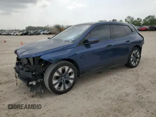 2025 BMW iX xDrive50 z VIN WB523CF00SCT24961, wystawiony jako Copart lot #51110055 z przebiegiem 3535 mil mil oraz Szkody całkowita. Historia ofert i sprzedaży dostępna na DreamBid. Obrazek 1.