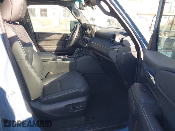 2024 Toyota Land Cruiser z VIN JTEABFAJ7RK003144, wystawiony jako IAAI lot #42040885 z przebiegiem 4 749 mil mil oraz . Historia ofert i sprzedaży dostępna na DreamBid. Obrazek 5.