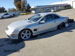 2003 Mercedes-Benz SL 500 z VIN WDBSK75F63F011805, wystawiony jako Copart lot #50215605 z przebiegiem Nie podano mil oraz Szkody całkowita. Historia ofert i sprzedaży dostępna na DreamBid. Obrazek 1.