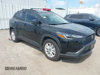 2024 Toyota Corolla Cross LE z VIN 7MUCAAAG8RV083172, wystawiony jako IAAI lot #42049180 z przebiegiem 26 642 mil mil oraz . Historia ofert i sprzedaży dostępna na DreamBid. Obrazek 1.
