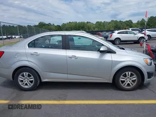 2012 Chevrolet Sonic LT z VIN 1G1JC5SH4C4107831, wystawiony jako IAAI lot #42344605 z przebiegiem 110 790 mil mil oraz . Historia ofert i sprzedaży dostępna na DreamBid. Obrazek 12.