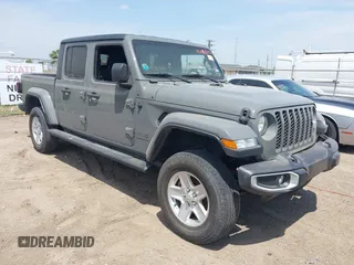 2021 Jeep Gladiator Sport S z VIN 1C6JJTAG9ML538769, wystawiony jako IAAI lot #42078142 z przebiegiem 49 924 mil mil oraz . Historia ofert i sprzedaży dostępna na DreamBid. Obrazek 1.