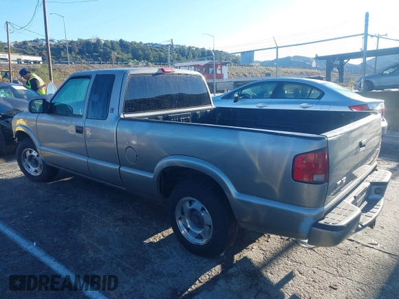 2001 GMC Sonoma SLS 1SG z VIN 1GTCS19W818237097, wystawiony jako IAAI lot #41745396 z przebiegiem Nie podano mil oraz . Historia ofert i sprzedaży dostępna na DreamBid. Obrazek 15.