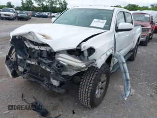 2017 Toyota Tacoma SR5 z VIN 3TMAZ5CN8HM051558, wystawiony jako IAAI lot #42320319 z przebiegiem 101 767 mil mil oraz . Historia ofert i sprzedaży dostępna na DreamBid. Obrazek 17.