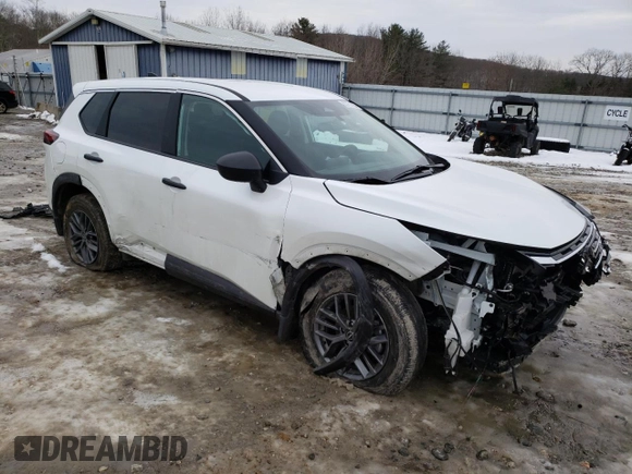2024 Nissan Rogue S z VIN 5N1BT3AB1RC746787, wystawiony jako Copart lot #83751454 z przebiegiem 22 488 mil mil oraz Nie do naprawy • Non repairable. Historia ofert i sprzedaży dostępna na DreamBid. Obrazek 4.