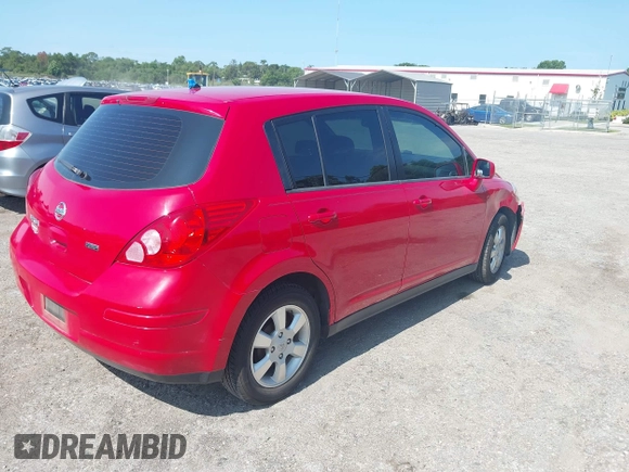 2012 Nissan Versa S z VIN 3N1BC1CP8CK274335, wystawiony jako IAAI lot #42418108 z przebiegiem 55 814 mil mil oraz . Historia ofert i sprzedaży dostępna na DreamBid. Obrazek 4.