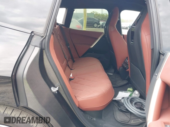2024 BMW iX xDrive50 z VIN WB523CF03RCN81221, wystawiony jako IAAI lot #42029754 z przebiegiem Nie podano mil oraz . Historia ofert i sprzedaży dostępna na DreamBid. Obrazek 7.
