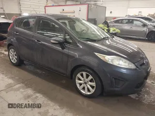 2013 Ford Fiesta SE z VIN 3FADP4EJ8DM203765, wystawiony jako IAAI lot #41673253 z przebiegiem 83 786 mil mil oraz . Historia ofert i sprzedaży dostępna na DreamBid. Obrazek 1.