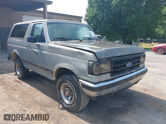 1989 Ford Bronco XL z VIN 1FMEU15NXKLA14330, wystawiony jako IAAI lot #42429531 z przebiegiem 82 009 mil mil oraz . Historia ofert i sprzedaży dostępna na DreamBid. Obrazek 1.