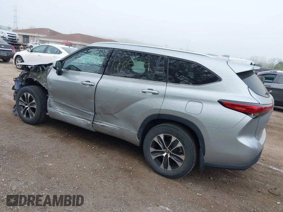 2021 Toyota Highlander XLE with VIN 5TDGZRBH5MS538188, listed as a IAAI auction lot 42257104 with 55,701 mi miles and . Bid and sale history available at DreamBid. Image 3.