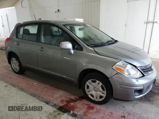 2011 Nissan Versa S z VIN 3N1BC1CP7BL409393, wystawiony jako Copart lot #60806585 z przebiegiem 147 149 mil mil oraz Szkoda całkowita • Salvage title. Historia ofert i sprzedaży dostępna na DreamBid. Obrazek 4.