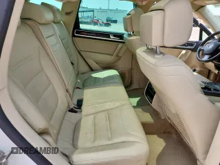 2013 Volkswagen Touareg Exec z VIN WVGEF9BP3DD012463, wystawiony jako Copart lot #57499915 z przebiegiem 104 981 mil mil oraz Szkody całkowita. Historia ofert i sprzedaży dostępna na DreamBid. Obrazek 11.