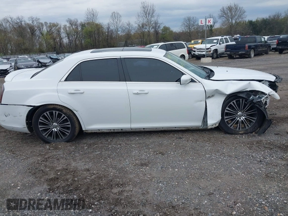 2013 Chrysler 300 S z VIN 2C3CCAGT5DH733211, wystawiony jako IAAI lot #42029043 z przebiegiem 144 414 mil mil oraz . Historia ofert i sprzedaży dostępna na DreamBid. Obrazek 13.
