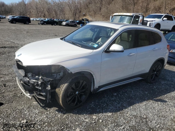 2020 BMW X1 xDrive28i with VIN WBXJG9C00L5P60455, listed as a Copart auction lot 52353875 with 77,709 mi miles and Salvage Title. Bid and sale history available at carsss.com. Image 1.