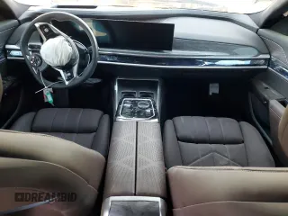 2024 BMW i7 xDrive60 z VIN WBY53EJ01RCP72333, wystawiony jako Copart lot #82242244 z przebiegiem Nie podano mil oraz Szkoda całkowita • Salvage title. Historia ofert i sprzedaży dostępna na DreamBid. Obrazek 8.