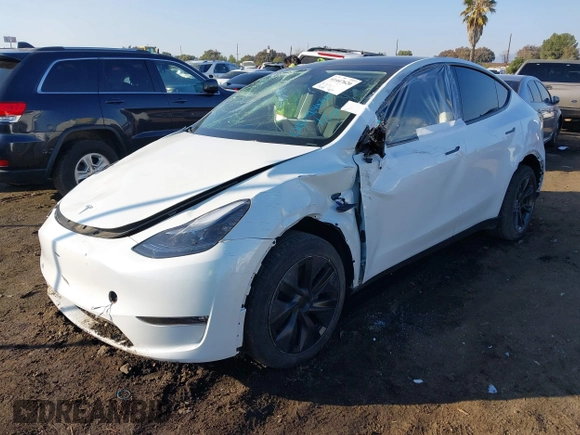 2024 Tesla Model Y Long Range with VIN 7SAYGDEE0RF209847, listed as a IAAI auction lot 41447620 with 7,646 mi miles and . Bid and sale history available at DreamBid. Image 2.