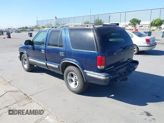 1999 Chevrolet Blazer LS z VIN 1GNCS13W0X2125101, wystawiony jako IAAI lot #42311277 z przebiegiem Nie podano mil oraz . Historia ofert i sprzedaży dostępna na DreamBid. Obrazek 3.