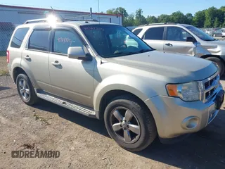 2010 Ford Escape Limited z VIN 1FMCU9EG6AKC60870, wystawiony jako IAAI lot #42769384 z przebiegiem 83 839 mil mil oraz . Historia ofert i sprzedaży dostępna na DreamBid. Obrazek 1.