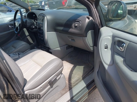 2004 Chrysler Town & Country Touring with VIN 2C4GP54L04R534395, listed as a IAAI auction lot 42182506 with 195,611 mi miles and . Bid and sale history available at DreamBid. Image 5.