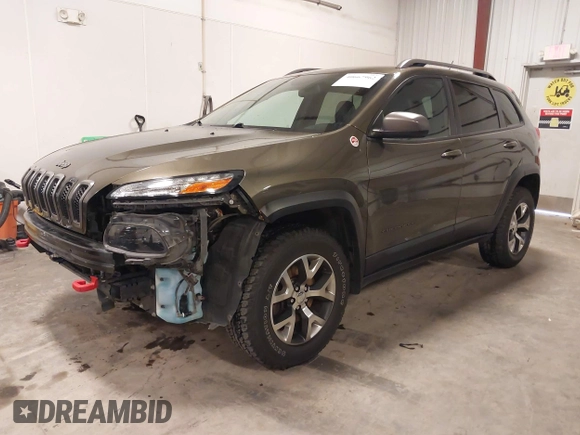2015 Jeep Cherokee Trailhawk with VIN 1C4PJMBSXFW563144, listed as a IAAI auction lot 40667962 with 121,536 mi miles. Bid and sale history available at carsss.com. Image 2.