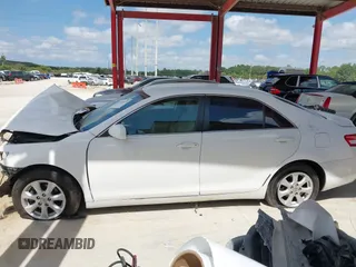 2011 Toyota Camry LE z VIN 4T1BF3EK6BU631409, wystawiony jako IAAI lot #42313431 z przebiegiem 117 409 mil mil oraz . Historia ofert i sprzedaży dostępna na DreamBid. Obrazek 14.