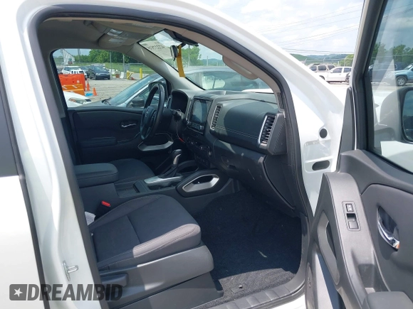 2024 Nissan Frontier SV z VIN 1N6ED1EK9RN633202, wystawiony jako IAAI lot #42227535 z przebiegiem 26 224 mil mil oraz . Historia ofert i sprzedaży dostępna na DreamBid. Obrazek 5.