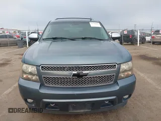 2008 Chevrolet Suburban LTZ with VIN 3GNFK16308G140995, listed as a IAAI auction lot 41720903 with 260,001 mi miles. Bid and sale history available at carsss.com. Image 12.