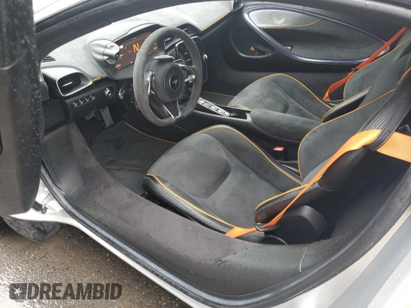 2023 McLaren Artura z VIN SBM16AEA4PW001953, wystawiony jako Copart lot #88790405 z przebiegiem 6864 mil mil oraz Nie do naprawy. Historia ofert i sprzedaży dostępna na DreamBid. Obrazek 8.
