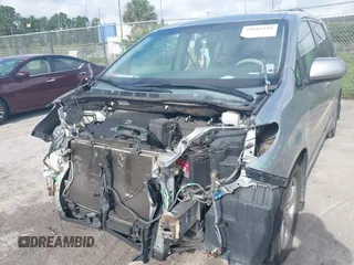 2014 Toyota Sienna LE AAS z VIN 5TDKK3DC8ES448581, wystawiony jako IAAI lot #39942249 z przebiegiem 158 131 mil mil oraz . Historia ofert i sprzedaży dostępna na DreamBid. Obrazek 6.
