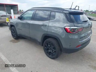 2024 Jeep Compass Latitude z VIN 3C4NJDBN4RT578170, wystawiony jako IAAI lot #42237990 z przebiegiem 17 265 mil mil oraz . Historia ofert i sprzedaży dostępna na DreamBid. Obrazek 3.
