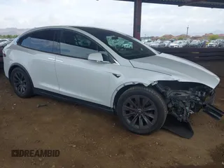 2017 Tesla Model X 90D z VIN 5YJXCBE23HF060671, wystawiony jako IAAI lot #42168010 z przebiegiem 136 403 mil mil oraz . Historia ofert i sprzedaży dostępna na DreamBid. Obrazek 1.