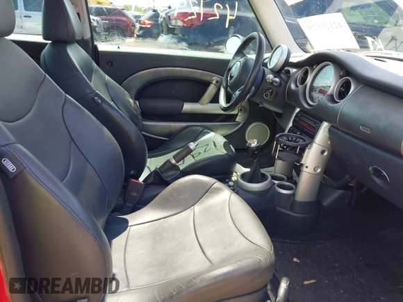 2003 MINI Hardtop S z VIN WMWRE33443TD60271, wystawiony jako IAAI lot #42129529 z przebiegiem 94 082 mil mil oraz . Historia ofert i sprzedaży dostępna na DreamBid. Obrazek 5.