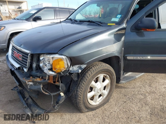 2005 GMC Envoy SLT z VIN 1GKET16M156142931, wystawiony jako IAAI lot #41584914 z przebiegiem 215 452 mil mil oraz . Historia ofert i sprzedaży dostępna na DreamBid. Obrazek 6.