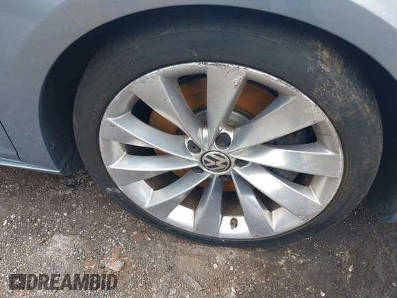 2013 Volkswagen CC Executive z VIN WVWGU7AN3DE524175, wystawiony jako IAAI lot #42401952 z przebiegiem 165 023 mil mil oraz . Historia ofert i sprzedaży dostępna na DreamBid. Obrazek 12.