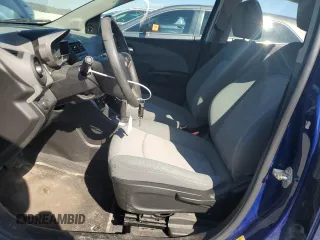 2013 Chevrolet Sonic LS z VIN 1G1JA5SH4D4170385, wystawiony jako Copart lot #53424445 z przebiegiem 73 063 mil mil oraz Czysty tytuł • Clean title. Historia ofert i sprzedaży dostępna na DreamBid. Obrazek 7.