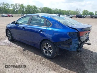 2019 Kia Forte LXS z VIN 3KPF24AD0KE135616, wystawiony jako IAAI lot #42277938 z przebiegiem 71 995 mil mil oraz . Historia ofert i sprzedaży dostępna na DreamBid. Obrazek 3.