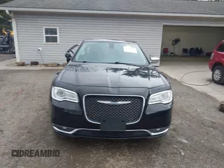 2017 Chrysler 300 C z VIN 2C3CCAKG5HH637501, wystawiony jako IAAI lot #41697791 z przebiegiem 110 299 mil mil oraz . Historia ofert i sprzedaży dostępna na DreamBid. Obrazek 13.