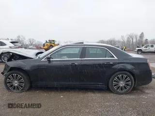 2013 Chrysler 300 S z VIN 2C3CCAGG2DH659829, wystawiony jako IAAI lot #41726809 z przebiegiem 149 908 mil mil oraz . Historia ofert i sprzedaży dostępna na DreamBid. Obrazek 15.