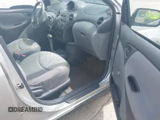 2000 Toyota ECHO z VIN JTDBT1239Y5019643, wystawiony jako IAAI lot #42357161 z przebiegiem 228 508 mil mil oraz . Historia ofert i sprzedaży dostępna na DreamBid. Obrazek 5.