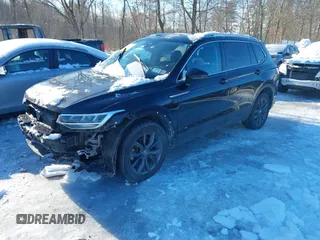 2022 Volkswagen Tiguan SE z VIN 3VV2B7AX4NM036657, wystawiony jako IAAI lot #41591503 z przebiegiem 45 416 mil mil oraz . Historia ofert i sprzedaży dostępna na DreamBid. Obrazek 2.