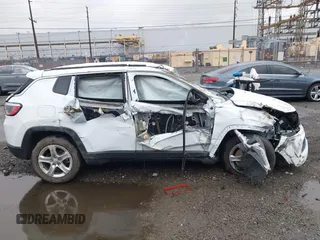 2023 Jeep Compass Latitude z VIN 3C4NJDBN5PT552769, wystawiony jako IAAI lot #41786110 z przebiegiem 53 133 mil mil oraz . Historia ofert i sprzedaży dostępna na DreamBid. Obrazek 13.