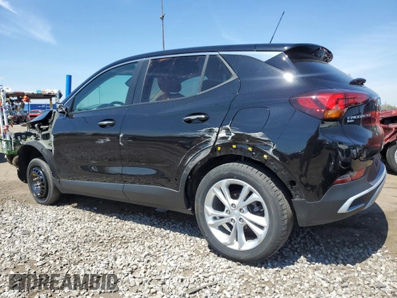 2023 Buick Encore GX Preferred z VIN KL4MMCSL1PB149704, wystawiony jako Copart lot #55058575 z przebiegiem 22 869 mil mil oraz Czysty tytuł • Clean title. Historia ofert i sprzedaży dostępna na DreamBid. Obrazek 2.