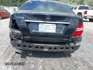 2014 Mercedes-Benz C 250 Sport z VIN WDDGF4HB0EA966267, wystawiony jako IAAI lot #42133802 z przebiegiem 62 494 mil mil oraz . Historia ofert i sprzedaży dostępna na DreamBid. Obrazek 6.