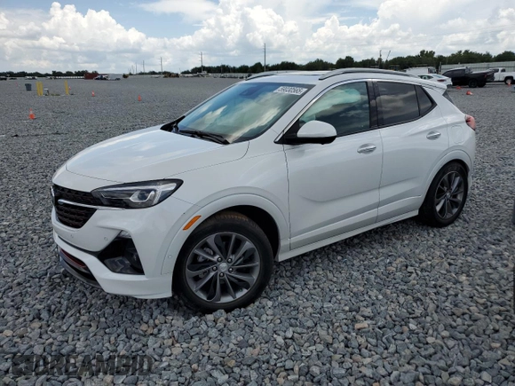 2021 Buick Encore GX Essence z VIN KL4MMFSL3MB145909, wystawiony jako Copart lot #59030565 z przebiegiem 9 279 mil mil oraz Nie do naprawy • Non repairable. Historia ofert i sprzedaży dostępna na DreamBid. Obrazek 1.