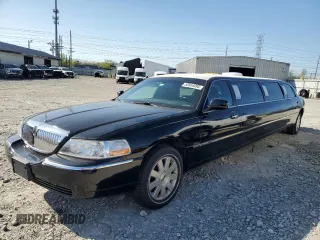 2004 Lincoln Town Car Executive z VIN 1L1FM81W24Y658987, wystawiony jako Copart lot #52854695 z przebiegiem 177 954 mil mil oraz Szkoda całkowita • Salvage title. Historia ofert i sprzedaży dostępna na DreamBid. Obrazek 1.