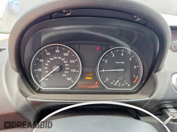 2012 BMW 1 Series 128i z VIN WBAUP7C56CVP22820, wystawiony jako Copart lot #56007435 z przebiegiem 75 161 mil mil oraz Czysty tytuł • Clean title. Historia ofert i sprzedaży dostępna na DreamBid. Obrazek 9.