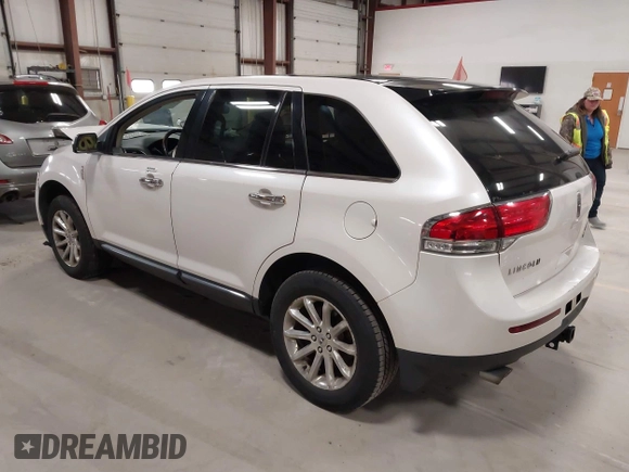 2011 Lincoln MKX with VIN 2LMDJ8JK8BBJ32602, listed as a IAAI auction lot 41967983 with 212,547 mi miles. Bid and sale history available at carsss.com. Image 3.