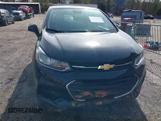 2022 Chevrolet Trax LS z VIN KL7CJKSM4NB527702, wystawiony jako IAAI lot #41339416 z przebiegiem 52 934 mil mil oraz . Historia ofert i sprzedaży dostępna na DreamBid. Obrazek 6.