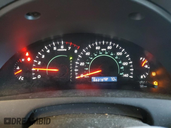 2008 Toyota Camry LE z VIN 4T1BE46K68U747760, wystawiony jako Copart lot #61265565 z przebiegiem 166 379 mil mil oraz Czysty tytuł • Clean title. Historia ofert i sprzedaży dostępna na DreamBid. Obrazek 9.